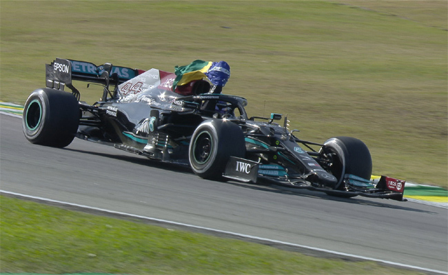 Hamilton pega bandeira brasileira após a vitória, no melhor estilo Ayrton Senna!