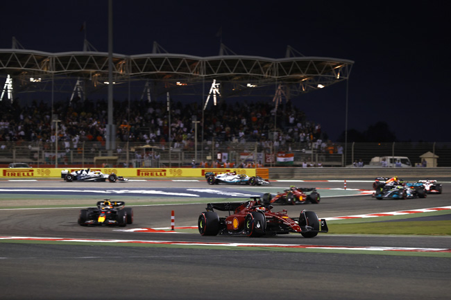 Leclerc e Verstappen protagonizaram uma disputa eletrizante pela vitória neste domingo | Foto: Pirelli F1 Press Area