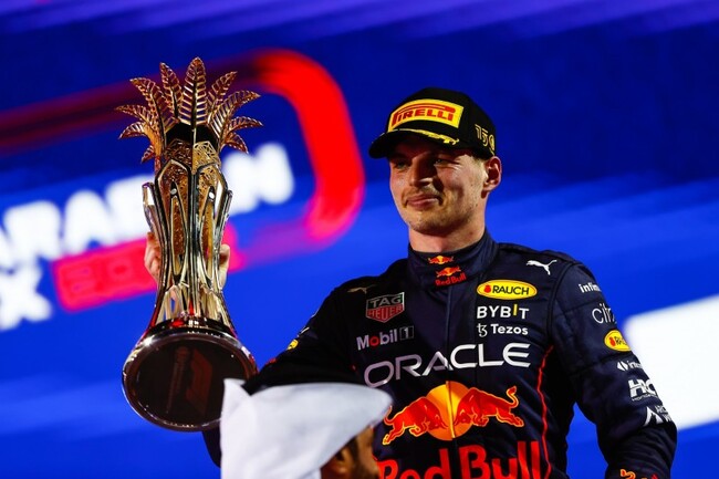 Após uma boa estratégia, Verstappen levou a melhor para cima de Leclerc. | Foto: Pirelli F1 Press Area