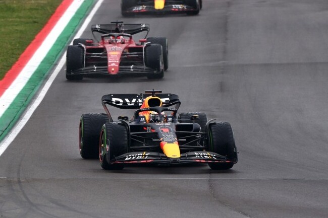 Verstappen teve uma corrida tranquila em um final de semana em que a Red Bull aproveitou os erros da Ferrari. | Foto: Pirelli F1 Press Area