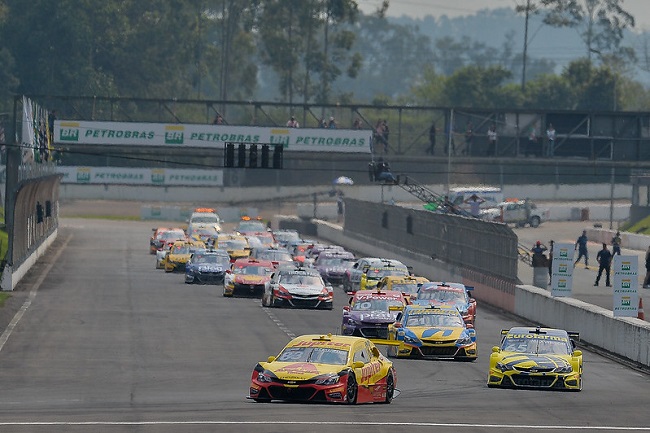 Andamos em um Stock Car. Como se diferencia dos carros de rua?