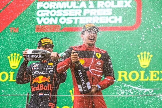 Leclerc e Verstappen no pódio do GP da Áustria. Holandês herdou a 2ª posição de Carlos Sainz após uma quebra de seu motor Ferrari. | Foto: Pirelli F1 Press Area